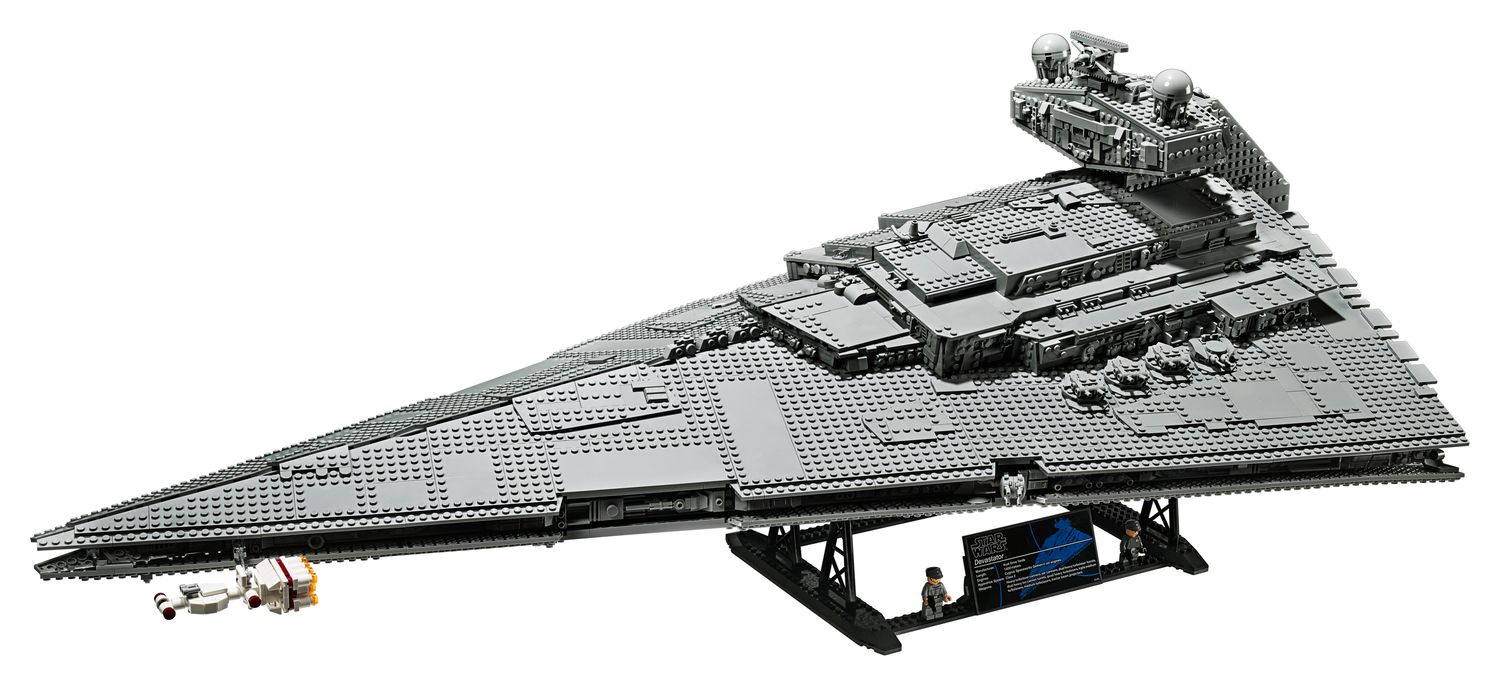 LEGO 75252 Imperial Star Destroyer UCS sur son présentoir, avec le petit Tantive IV sous la pointe et les deux figurines impériales.