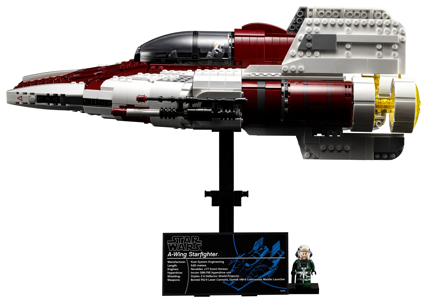 LEGO 75275 A-wing UCS de profil sur son présentoir, avec la plaque descriptive et le pilote rebelle.