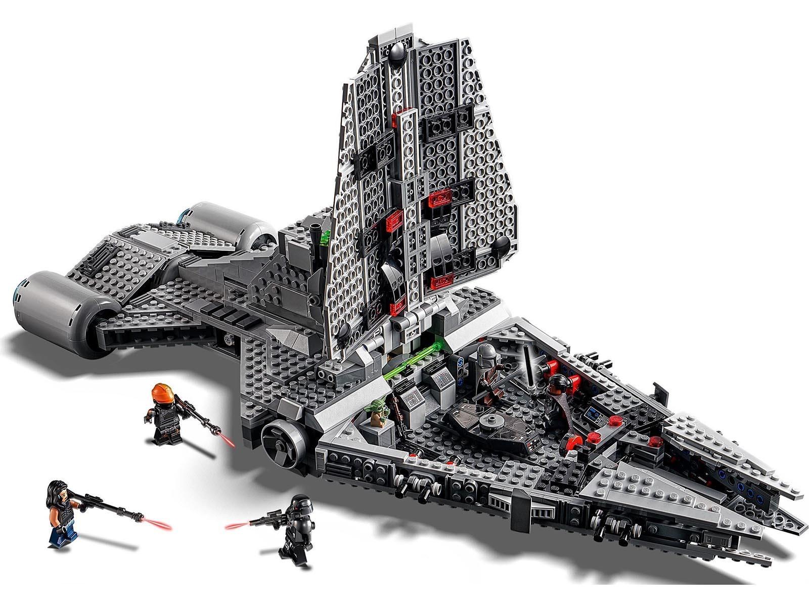 Le grand panneau avant du LEGO 75315 relevé dévoile la cabine, sa table et les personnages.