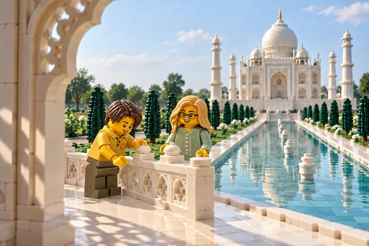 Illustration en briques : une minifigurine aux cheveux châtains ajuste un petit couronnement blanc sur une balustrade en briques ; une minifigurine blonde à lunettes se tient de l’autre côté, devant un bassin et un palais imaginaire inspiré du Taj Mahal.