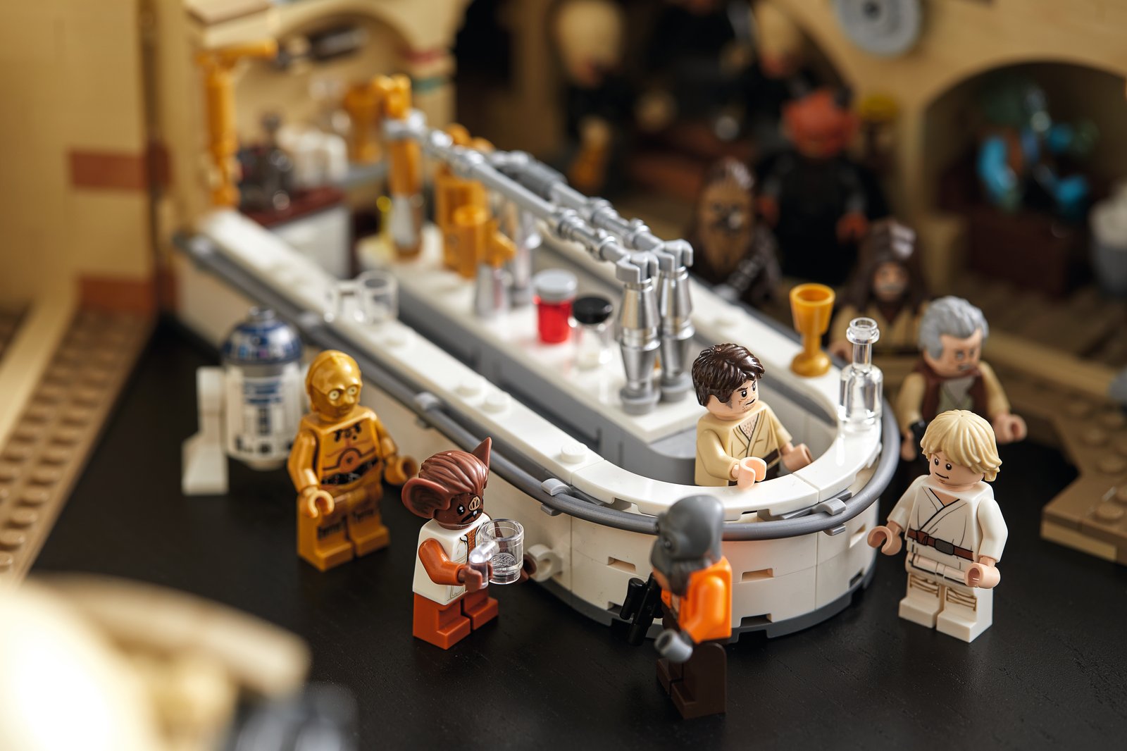 Gros plan officiel du comptoir de la Cantina LEGO avec Wuher et les personnages réunis au bar.