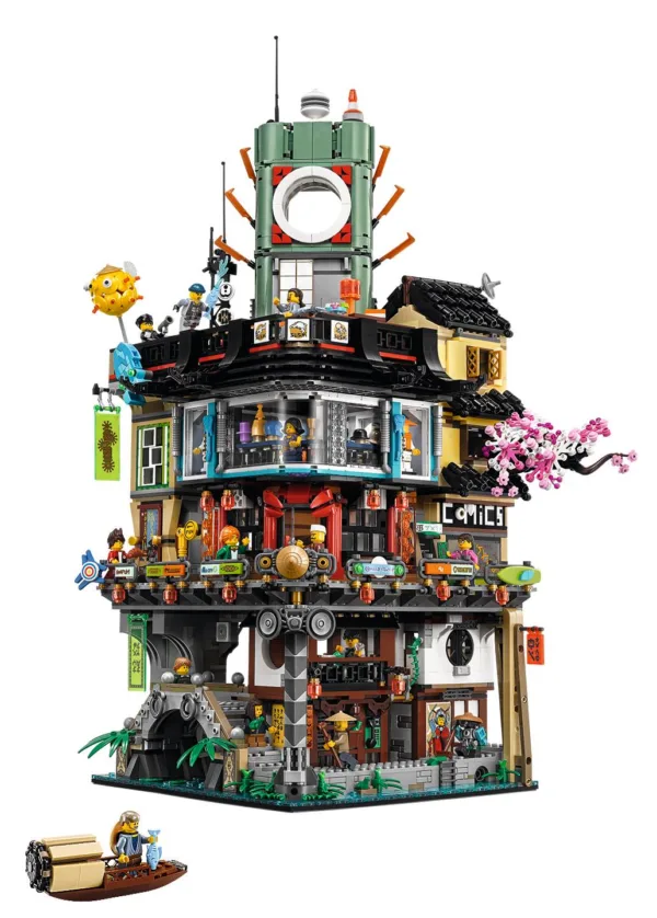 LEGO 70620 — La ville NINJAGO vue de face, avec personnages dans les étages et barque au premier plan.
