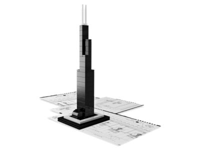 LEGO 21000 (2008) Sears Tower, tour noire à retraits et deux antennes blanches.