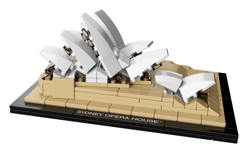 LEGO Opéra de Sydney 21012, petites coques blanches inclinées sur une plate-forme beige en gradins et un socle noir.