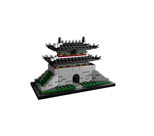 LEGO Sungnyemun 21016, passage voûté dans un soubassement gris, talus verts et deux toitures noires superposées aux angles ornés de blanc.