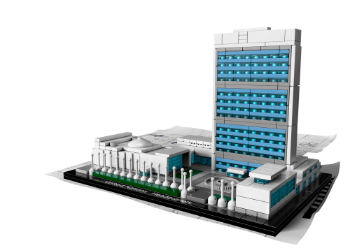LEGO siège des Nations unies 21018, tour fine à bandes vitrées bleu clair, bâtiments blancs bas, dôme, place et rangée de mâts blancs sur le socle.