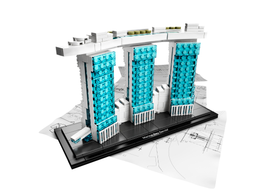 LEGO Marina Bay Sands Architecture 21021, trois tours blanches à façades transparentes bleu clair, reliées par un SkyPark incurvé avec petites tuiles olive.