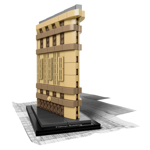 LEGO Flatiron Building Architecture 21023, immeuble triangulaire beige à pointe arrondie, grilles verticales, bandeaux plus foncés, fenêtres fumées et toit gris.