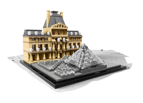 LEGO Louvre Architecture 21024, portion de palais beige à colonnes et toit gris, avec grande pyramide transparente et cour sur un socle noir.