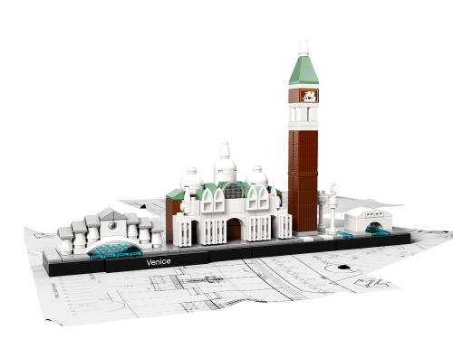LEGO Architecture Venise 21026, pont du Rialto à gauche, basilique Saint-Marc, deux colonnes, campanile brun et pont des Soupirs à droite sur un socle noir.