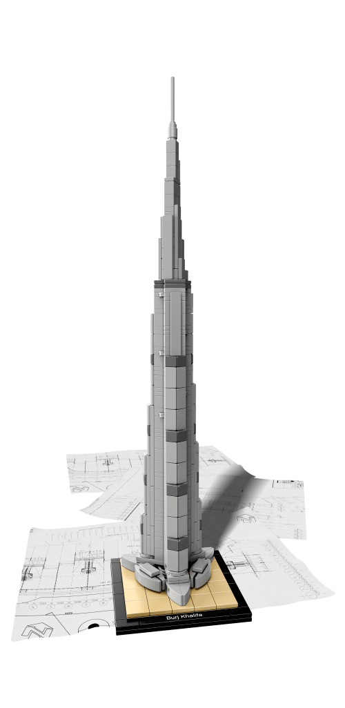 LEGO Burj Khalifa 21031 de 2016 : haute tour grise à retraits successifs, unique antenne fine au sommet et socle beige bordé de noir, présentée devant des dessins architecturaux.
