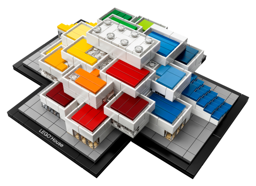 LEGO House 21037 : volumes blancs superposés, terrasses de plusieurs couleurs, escaliers bleu et jaune, vitrages transparents et module supérieur à huit reliefs ronds, sur un socle noir et gris portant le nom LEGO House.