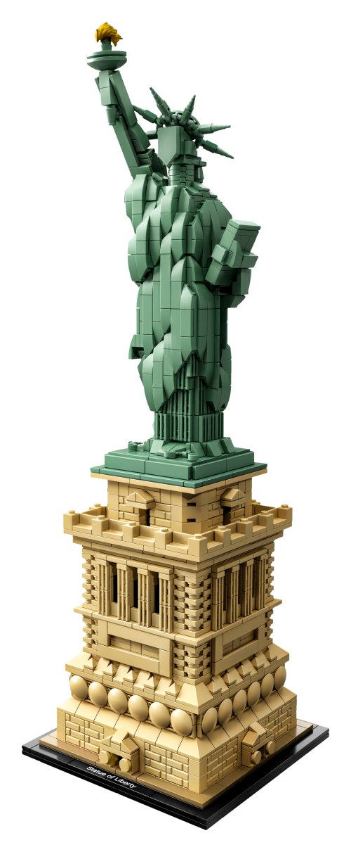 LEGO Statue de la Liberté 21042 : statue Sand Green avec torche à flamme dorée, couronne à sept pointes, visage uni et tablette dans le bras gauche, sur un piédestal beige détaillé et un socle noir.