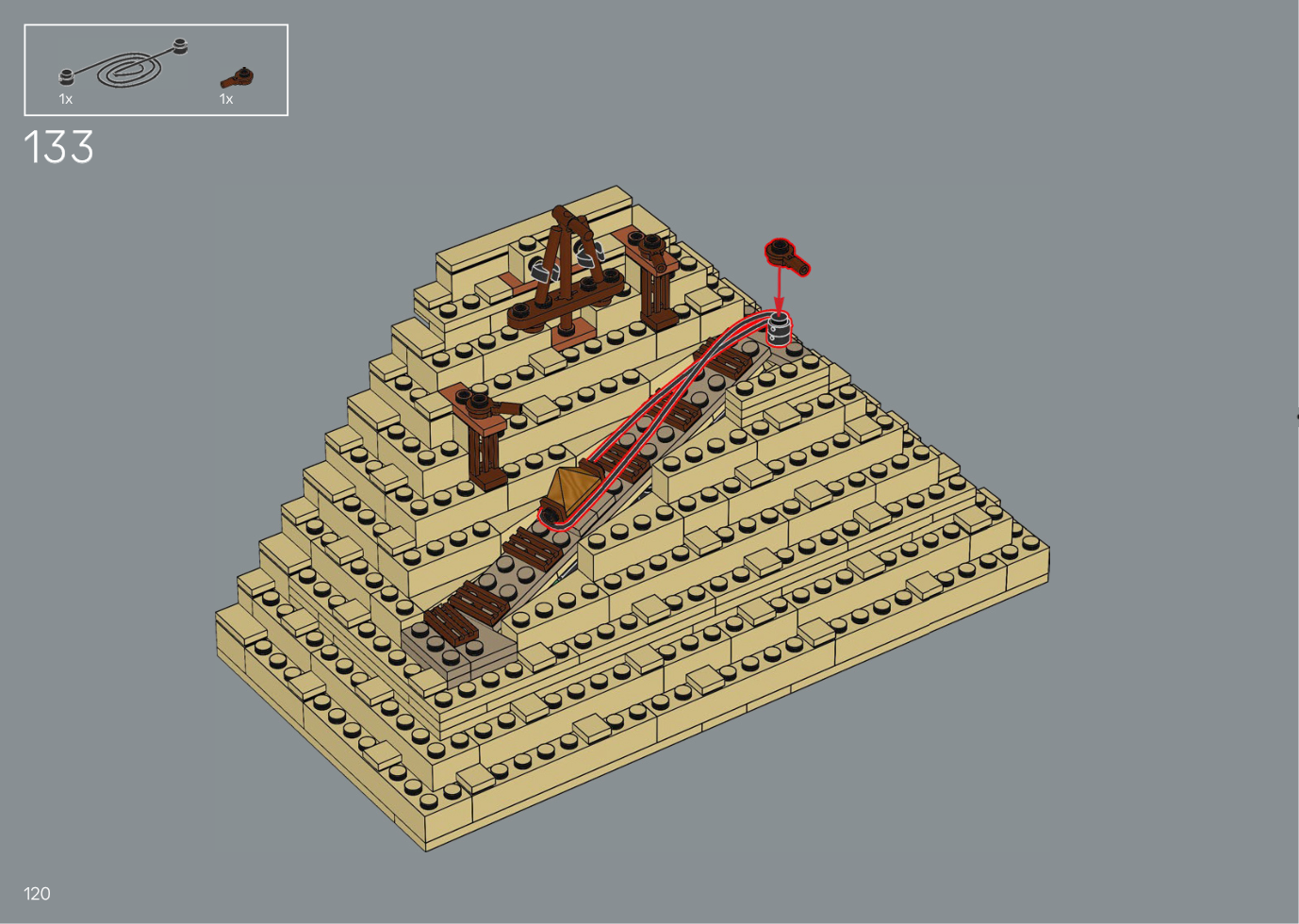 Notice LEGO 6590114 page 120, étape 133 : module beige en gradins avec rampe centrale, charge reliée par une corde noire à une attache supérieure et petit élément brun en cours de pose.