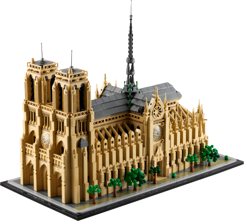 Visuel officiel de Notre-Dame LEGO 21061 : cathédrale beige sur un socle noir, deux tours de façade, arcs-boutants, rosace latérale, toits gris et haute flèche entourée de petites statuettes vertes, avec des arbres le long du bâtiment.