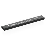 Visuel catalogue de la tuile noire 1 ×8 portant New York, New York en lettres claires, Rebrickable 4162pr0074 Black RB 0, élément LEGO 6585142.