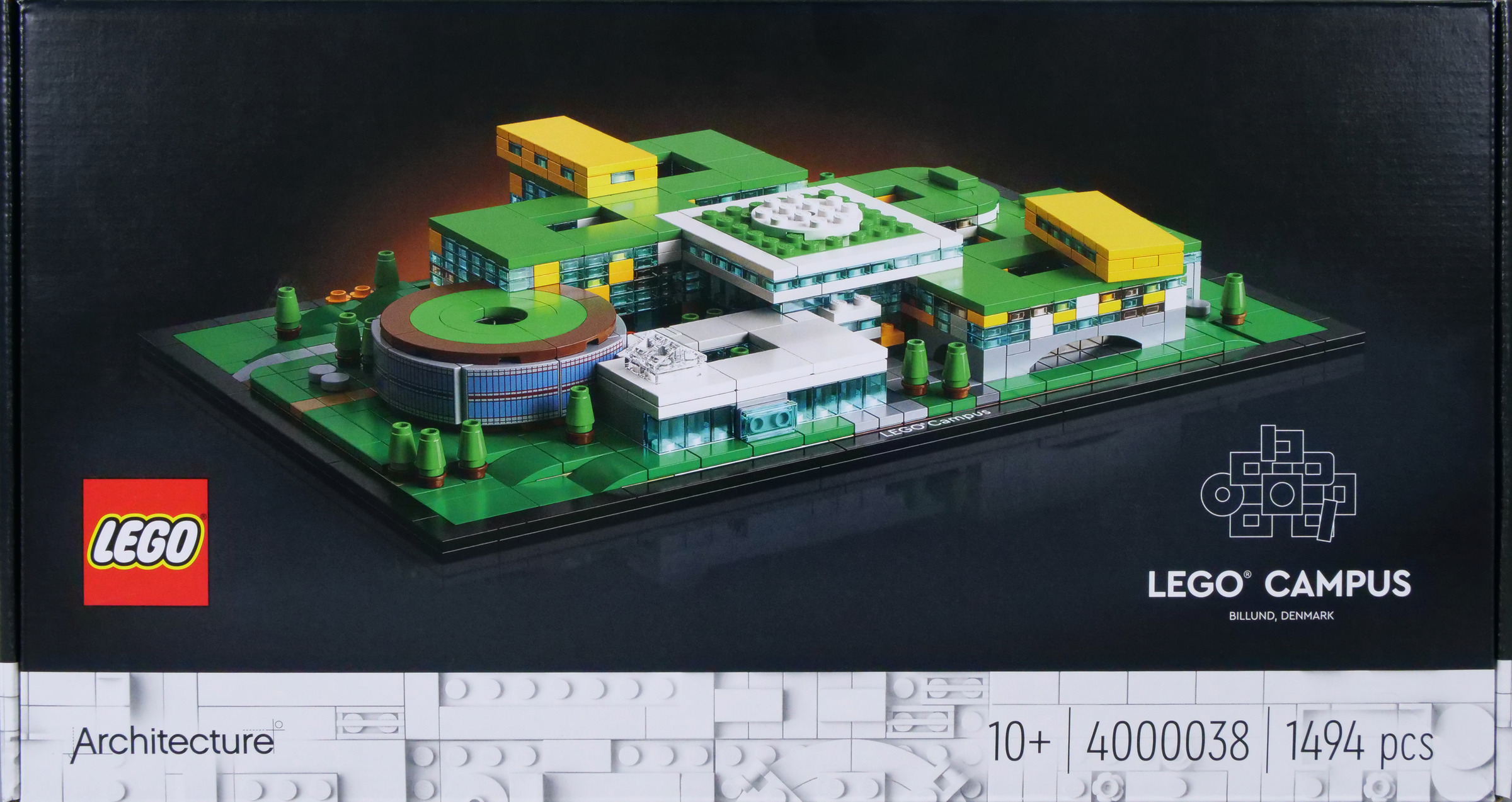 Photographie de la face avant de la boîte LEGO Campus : modèle à toits verts, volumes jaunes, façades blanches et bleues sur socle noir, inscriptions Architecture, Billund Denmark, 10+, 4000038 et 1494 pcs.