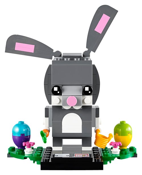 Modèle officiel LEGO 40271 : lapin gris à longues oreilles roses, nez rose, museau et ventre blancs, carotte, panier, deux œufs bicolores, fleurs et socle noir.