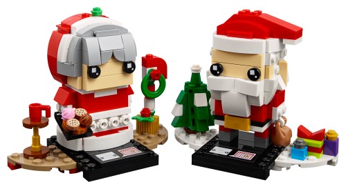 Deux personnages LEGO BrickHeadz de Noël sur des socles noirs : père Noël à bonnet rouge, barbe blanche et sac, près d’un sapin et de cadeaux ; mère Noël à cheveux gris avec pâtisseries et décor vert.