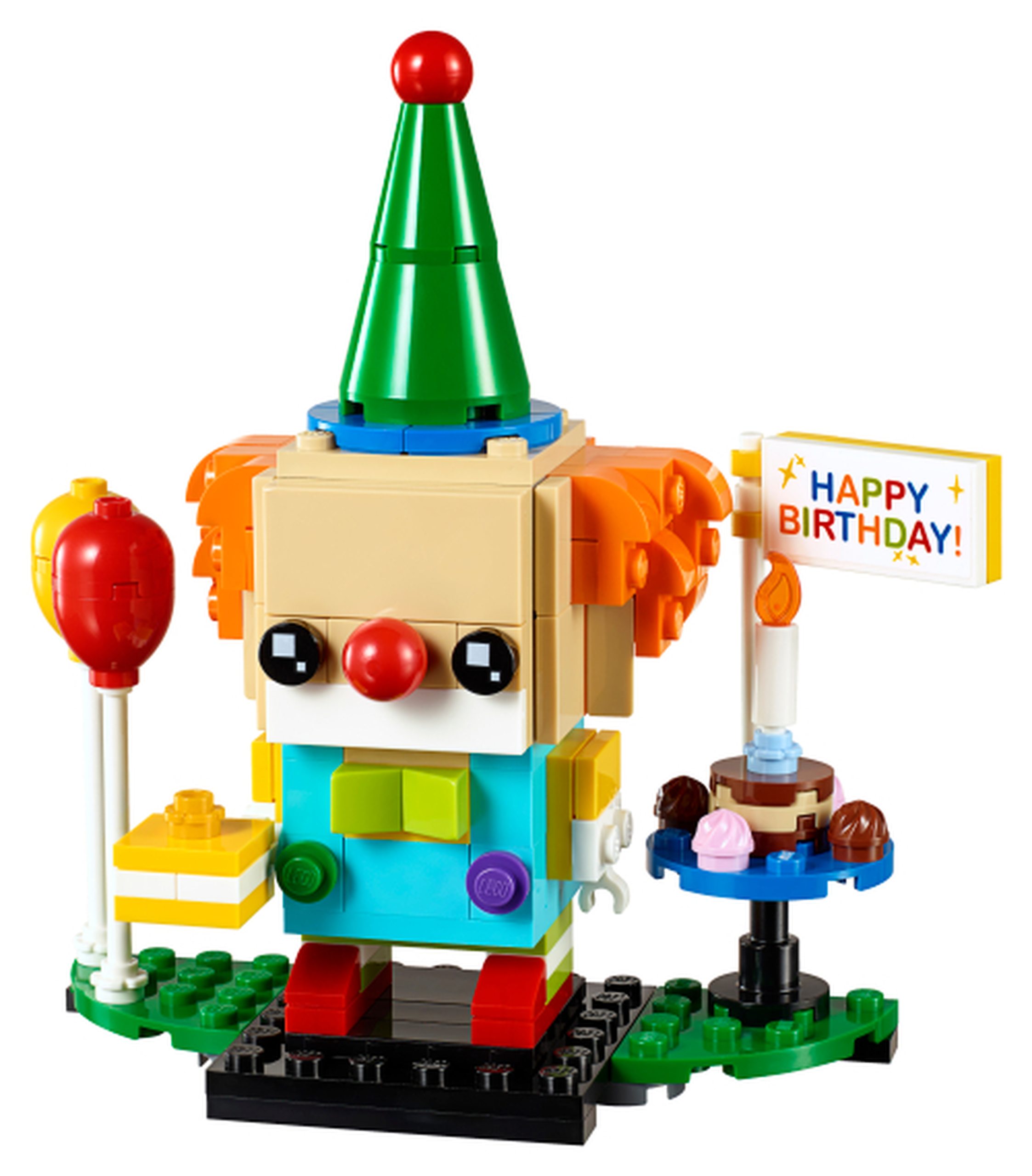 Modèle officiel LEGO 40348 : Un grand chapeau vert, une chevelure orange et un nez rouge identifient le clown. Le décor comprend deux ballons, un cadeau, un gâteau avec bougie et une pancarte d’anniversaire.