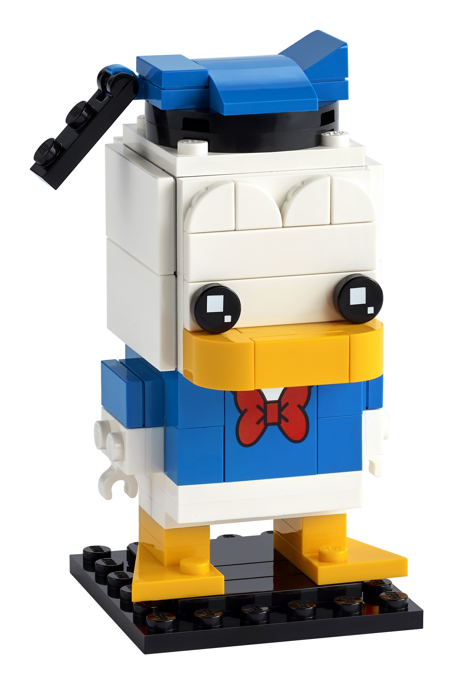 Modèle officiel LEGO 40377 Donald. Le béret bleu à ruban noir, le bec jaune orangé et le nœud papillon rouge imprimé donnent à Donald sa silhouette de marin.