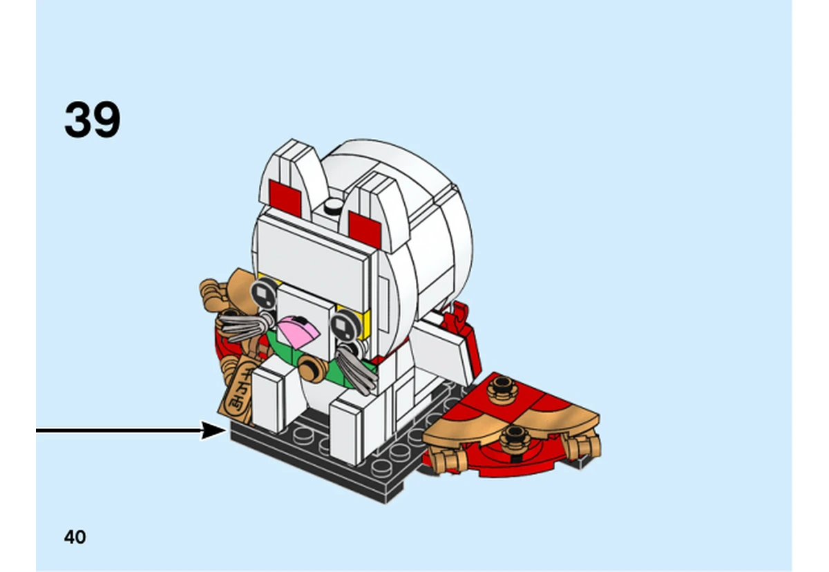Notice officielle LEGO 40436, livret 6309020, page 40, étape 39 : Le chat terminé rejoint le socle noir entouré des petits éléments rouges et dorés.