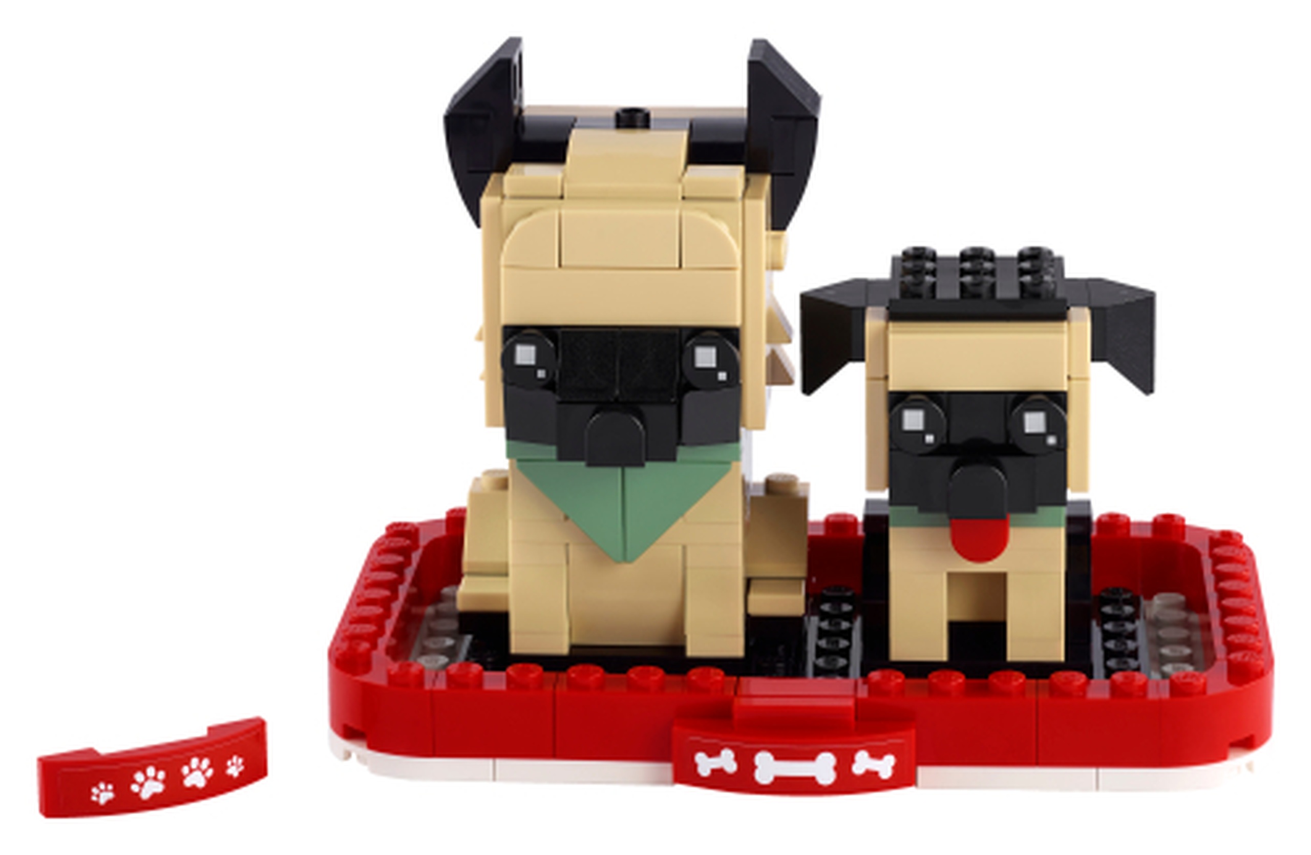 Modèle officiel LEGO 40440 — Le berger allemand. Le berger allemand et son chiot associent beige et noir. Le grand chien porte un foulard vert sable ; le chiot montre une langue rouge. Ils se présentent dans un panier rouge dont les motifs d’os et de pattes sont des autocollants.