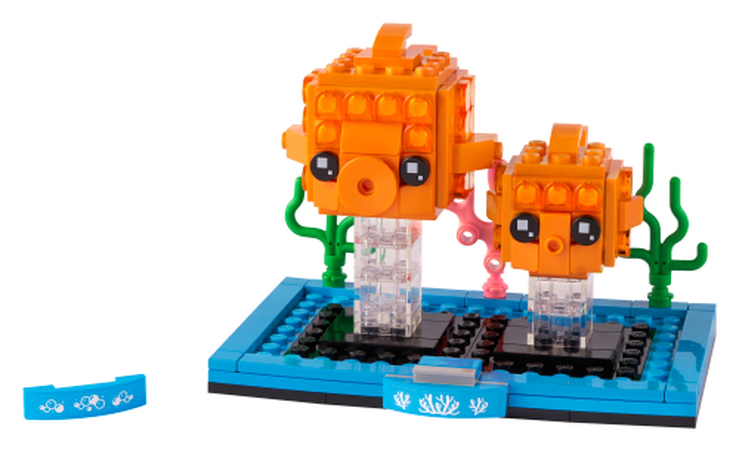 Modèle officiel LEGO 40442 — Le poisson rouge. Le poisson rouge et son alevin orange s’élèvent sur des supports transparents. Le décor associe un socle bleu, des algues vertes et du corail rose ; le motif de façade est un autocollant.