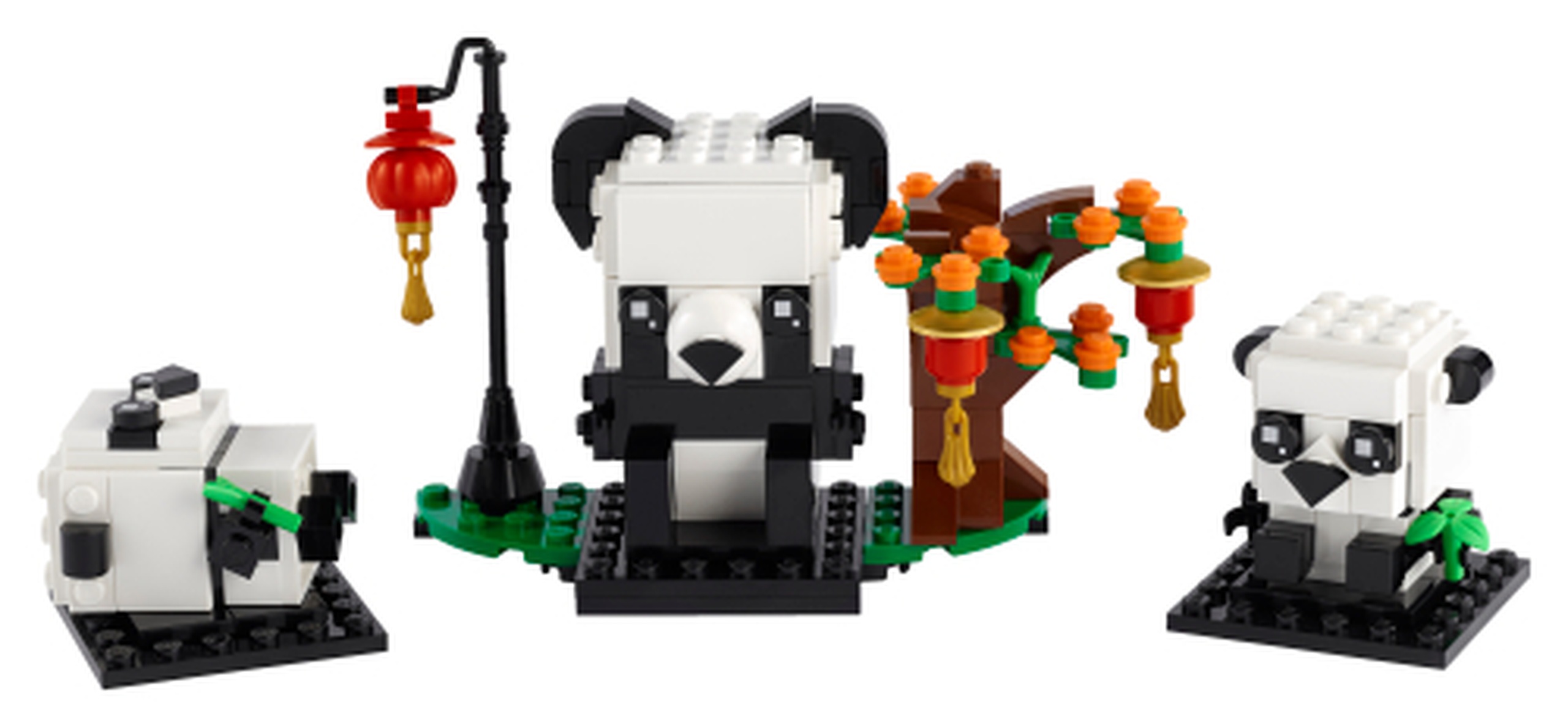 Modèle officiel LEGO 40466 : Les pandas du Nouvel an chinois. Un panda adulte et deux bébés noirs et blancs accompagnent un arbre festif à pendentifs et un lampadaire. Les deux petits pandas ont des attitudes et des socles distincts.