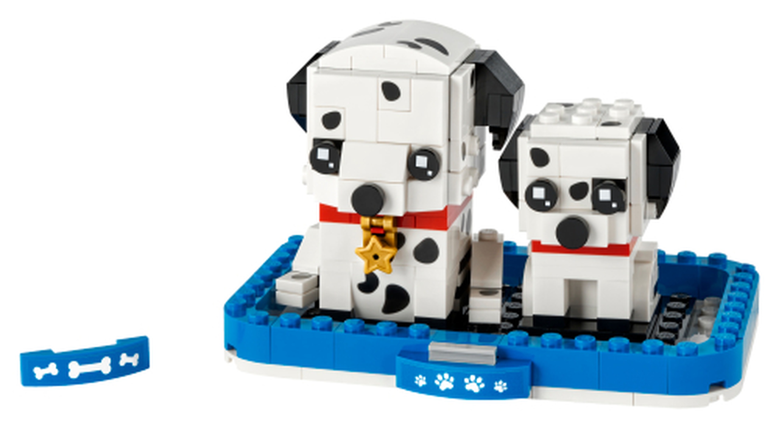Modèle officiel LEGO 40479 : Le dalmatien. Un dalmatien adulte et son chiot réunissent pelage blanc tacheté, oreilles noires et colliers rouges. L’adulte porte une médaille dorée ; les deux chiens disposent d’un panier bleu commun.