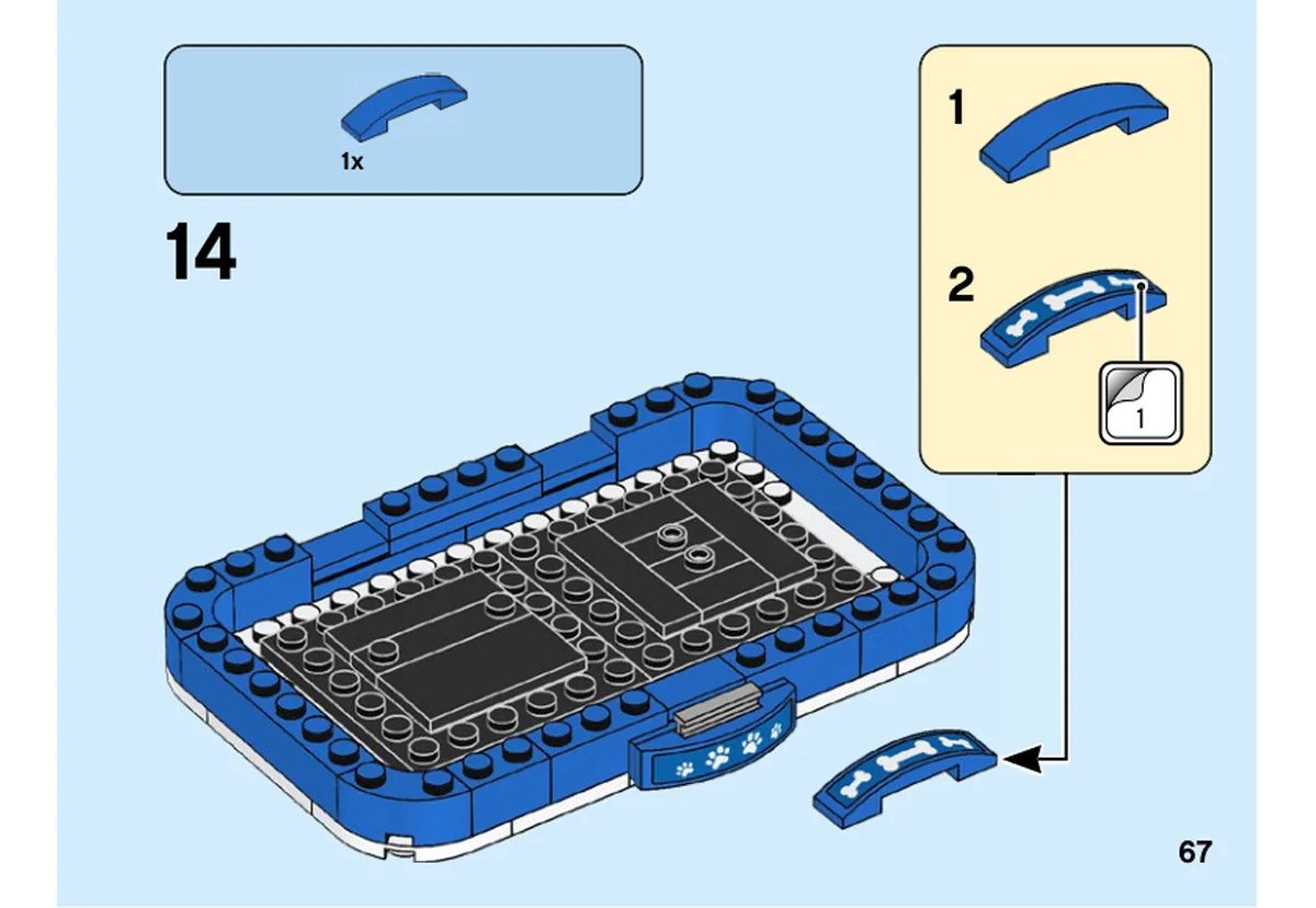 Notice officielle LEGO 40479, livret 6397165, page 67, étape 14 : L’autocollant à motif d’os est posé sur la bordure incurvée bleue puis cette bordure rejoint le panier.