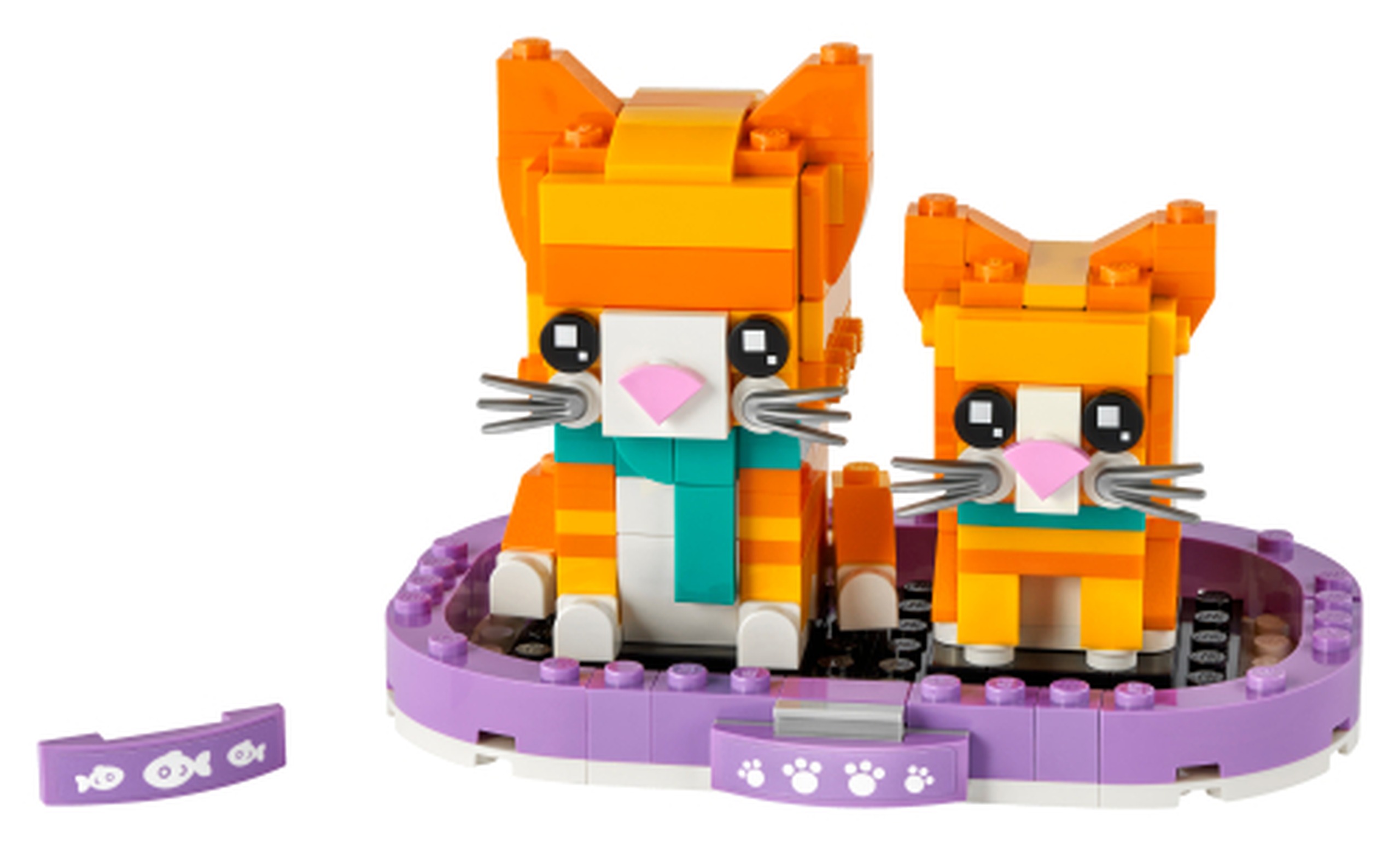 LEGO 40480 Le chat roux tigré : Un chat roux tigré et son chaton ont des moustaches argentées et un petit nez rose. Le collier turquoise de l’adulte contraste avec leurs rayures orange ; un panier violet commun réunit les deux animaux.