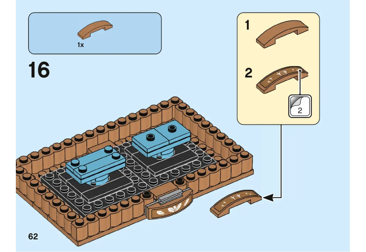 Notice officielle LEGO 40481, livret 6372362, page 62, étape 16 : La bordure incurvée marron reçoit l’un des deux autocollants proposés puis rejoint l’avant du socle avec ses deux perchoirs.