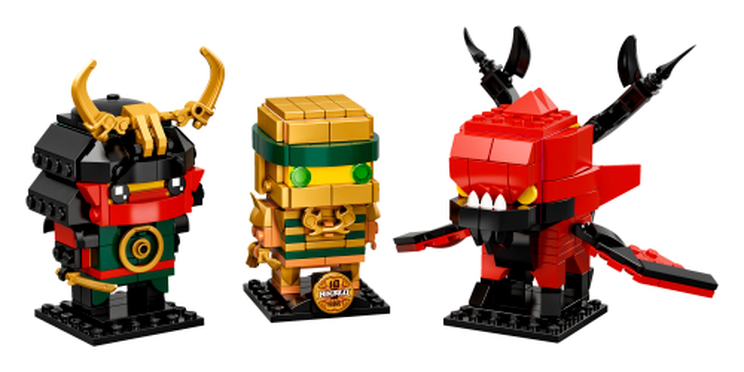 LEGO 40490 NINJAGO 10 : Le dixième anniversaire NINJAGO réunit Nya Samouraï X, Lloyd doré et le dragon Firstbourne. Le casque noir à cornes dorées de Nya, le bandeau vert de Lloyd et les cornes noires du dragon rouge permettent de reconnaître les trois personnages sur leurs socles distincts.