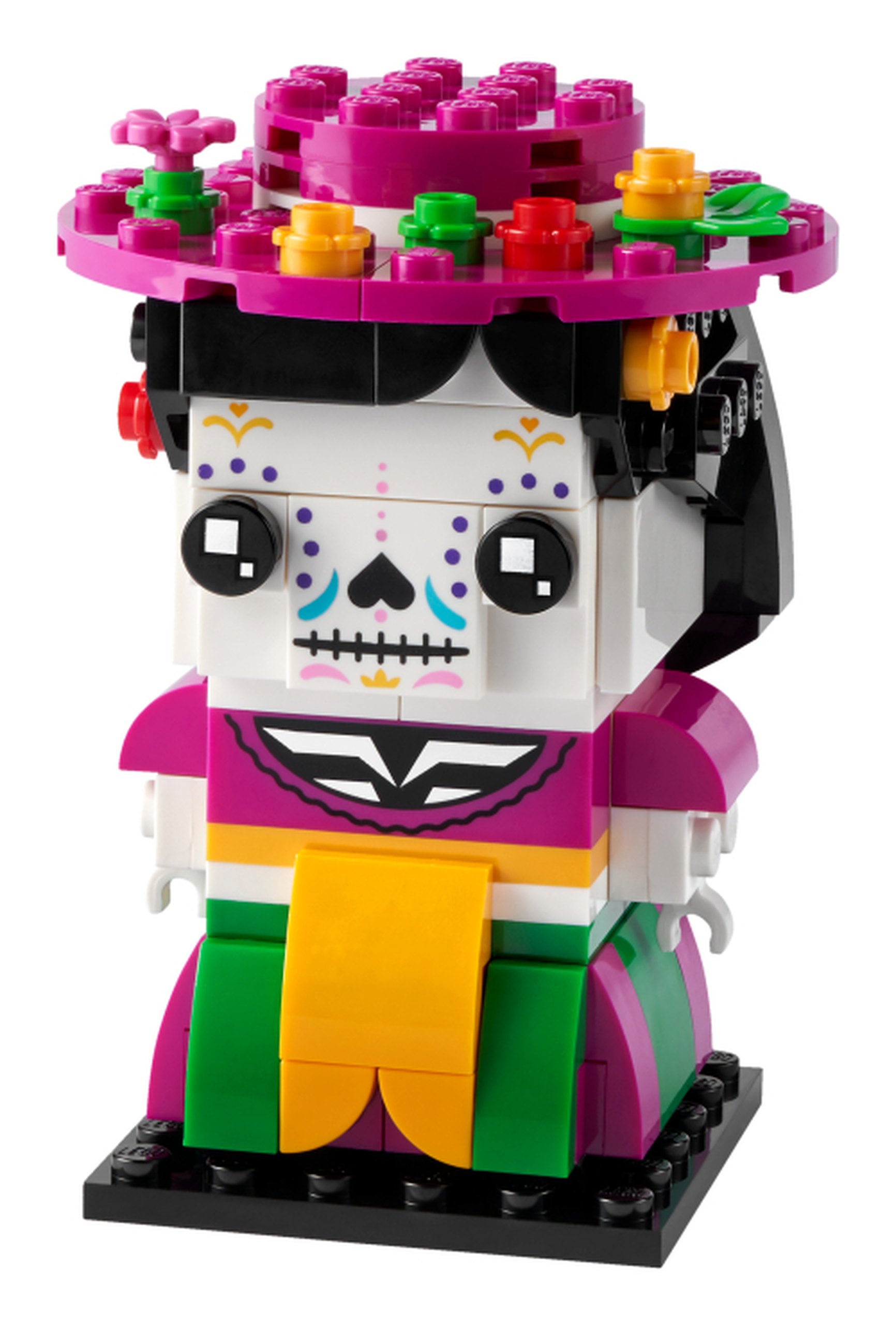 LEGO 40492 La Catrina : La Catrina associe un visage de crâne décoré, des cheveux noirs et un large chapeau magenta fleuri. Sa robe verte et magenta présente un panneau orange clair vif à l’avant ; trois éléments imprimés composent les détails du visage et du torse.