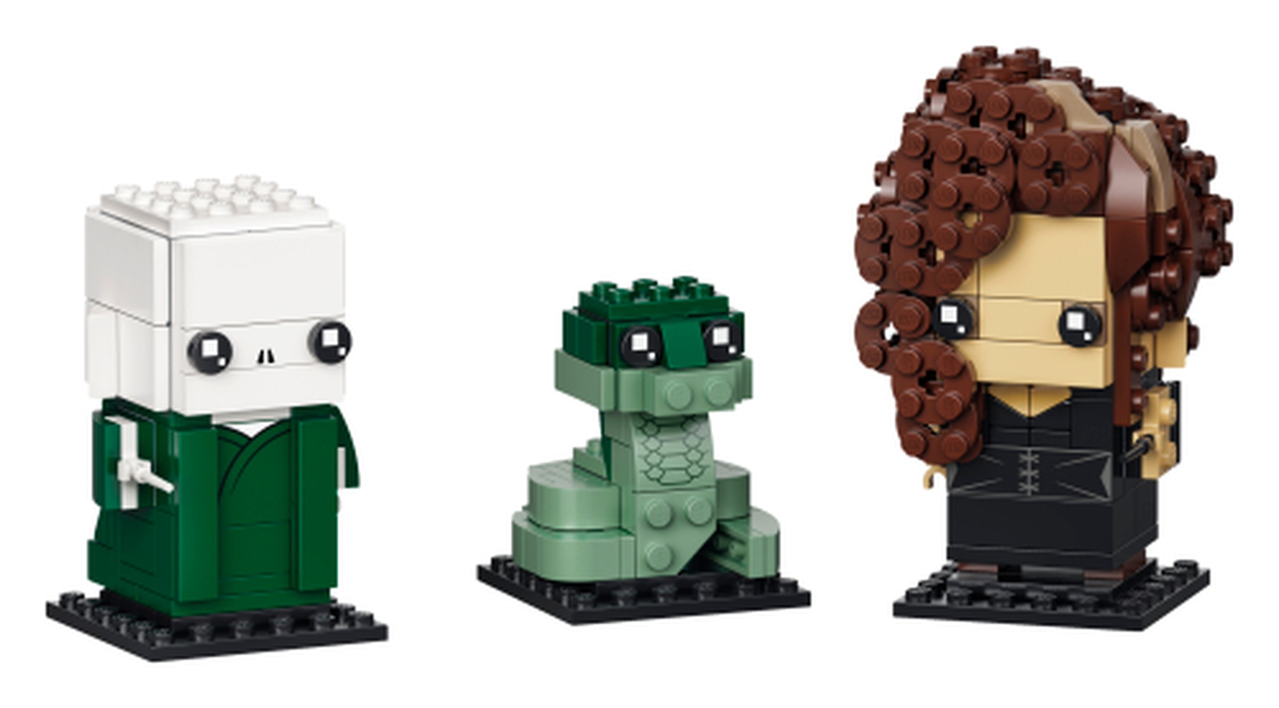Modèle officiel LEGO 40496 : Voldemort associe une tête blanche sans cheveux, une robe vert foncé et une baguette blanche. Nagini est un petit serpent vert sable aux écailles imprimées. Bellatrix porte une robe noire à corset et une ample chevelure bouclée brun foncé.