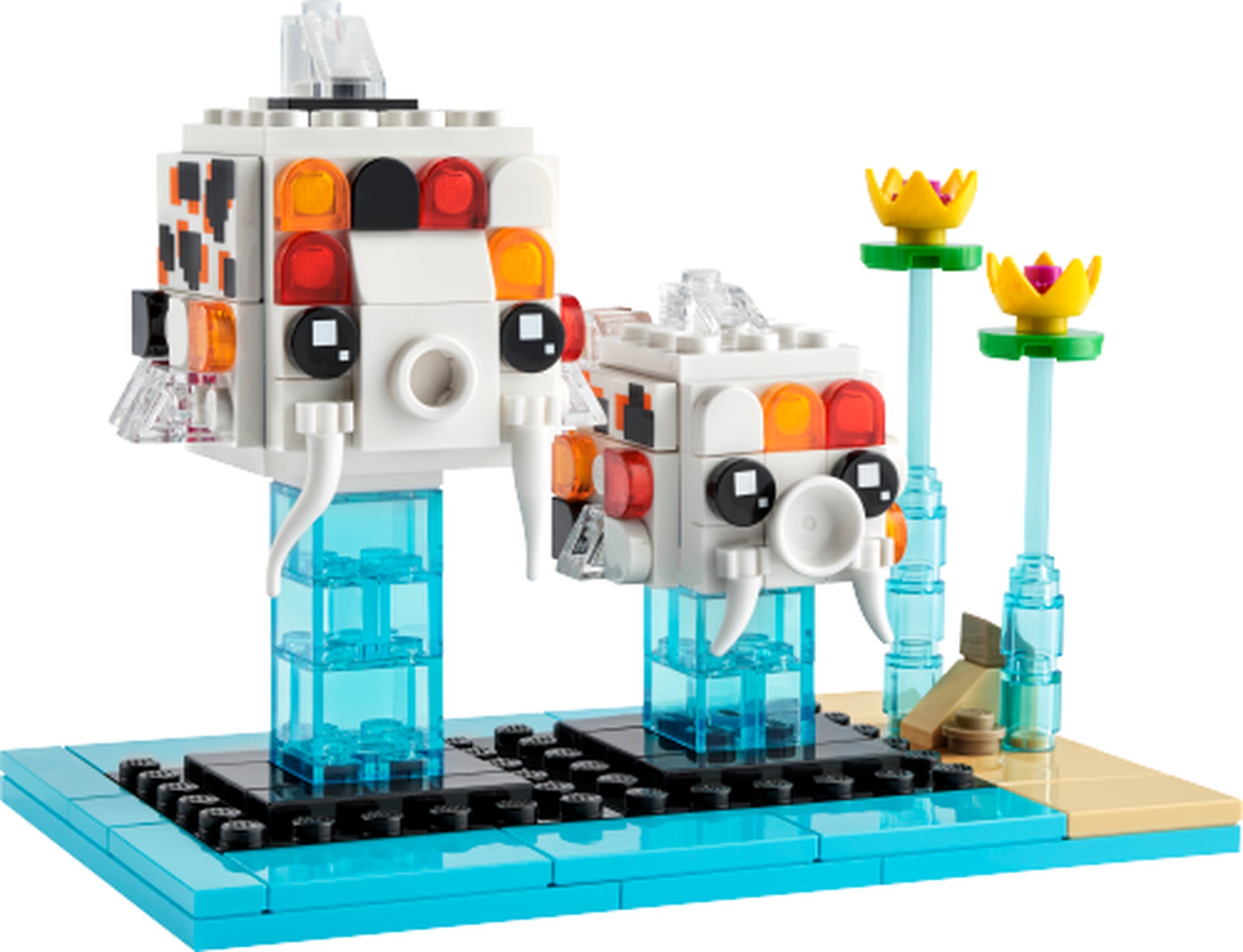 Modèle officiel LEGO 40545 : Les carpes koï. Une carpe koï et son alevin présentent des corps blancs à motifs noirs et orange imprimés, des taches rouges et orange transparentes et des nageoires transparentes. Leurs supports bleu clair transparent accompagnent deux fleurs jaunes.