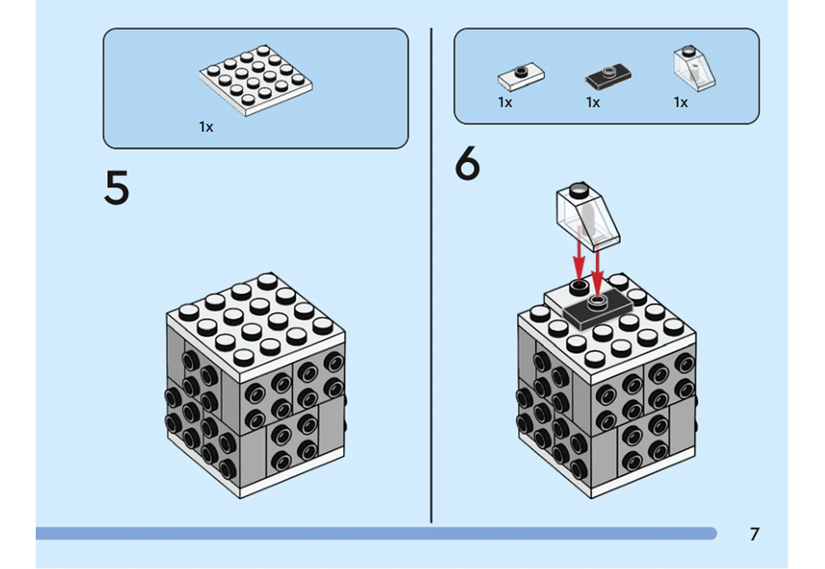 Notice officielle LEGO 40545, livret 6428250, page 7, étape 5 et 6 : Une plaque blanche 4 × 4 ferme le dessus du noyau à tenons latéraux. Une petite pente transparente est ajoutée sur une plaque blanche à tenon central.