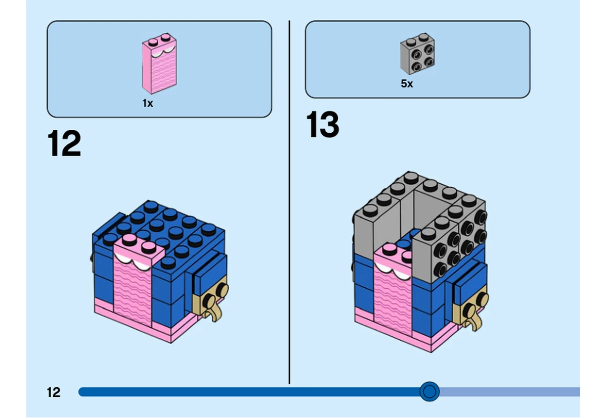Notice officielle LEGO 40549, livret 6404246, page 12, étape 12 et 13 : La brique rose imprimée complète l’avant du torse ; cinq briques grises à tenons latéraux préparent la tête.