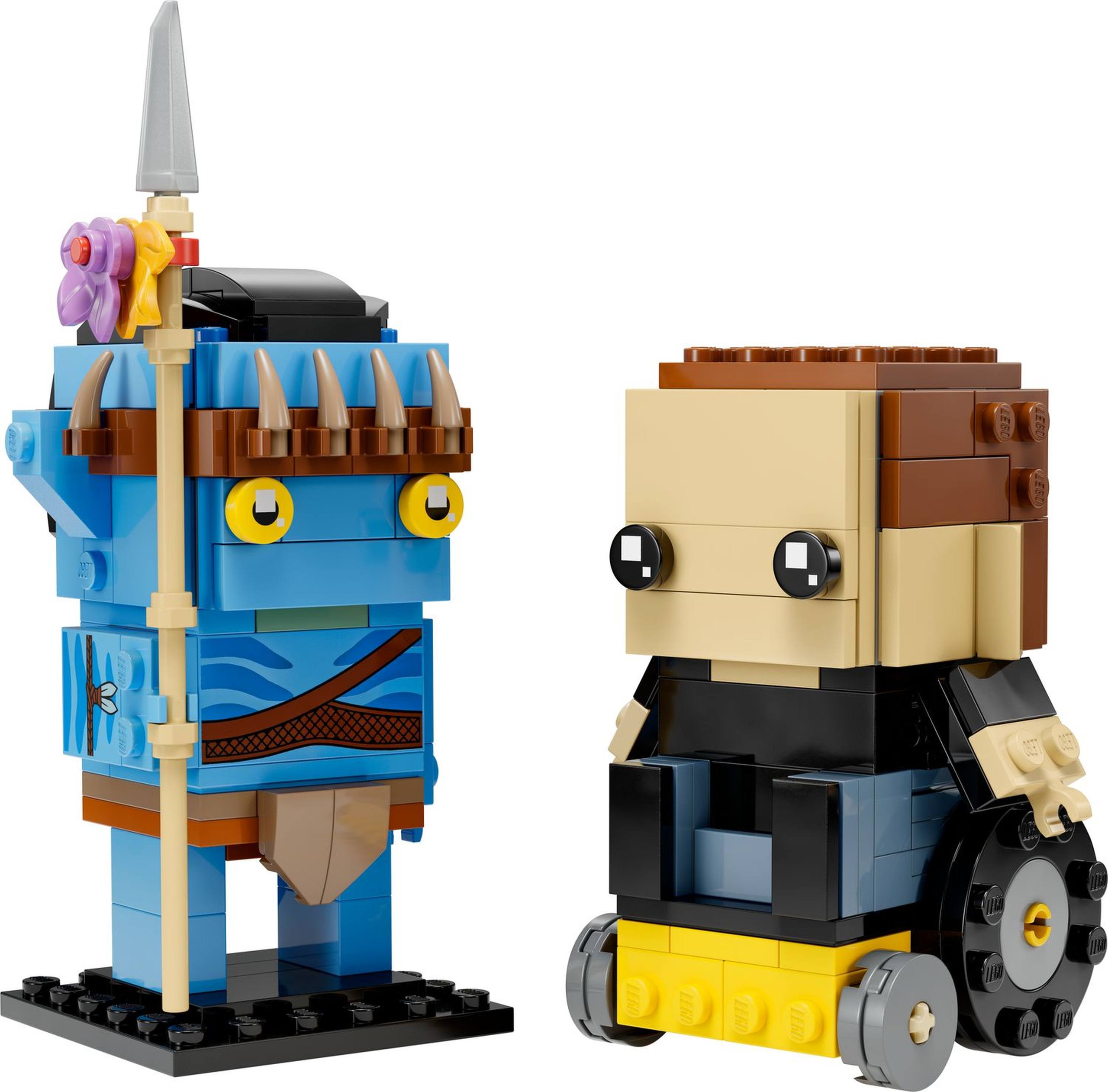 LEGO 40554 Jake Sully et son Avatar : Jake Sully se présente sous deux formes : humain en tenue noire et fauteuil roulant, puis Avatar bleu moyen à yeux jaunes. Les marques bleues et sangles marron imprimées, la chevelure noire et la longue lance différencient le personnage Na’vi de l’humain.