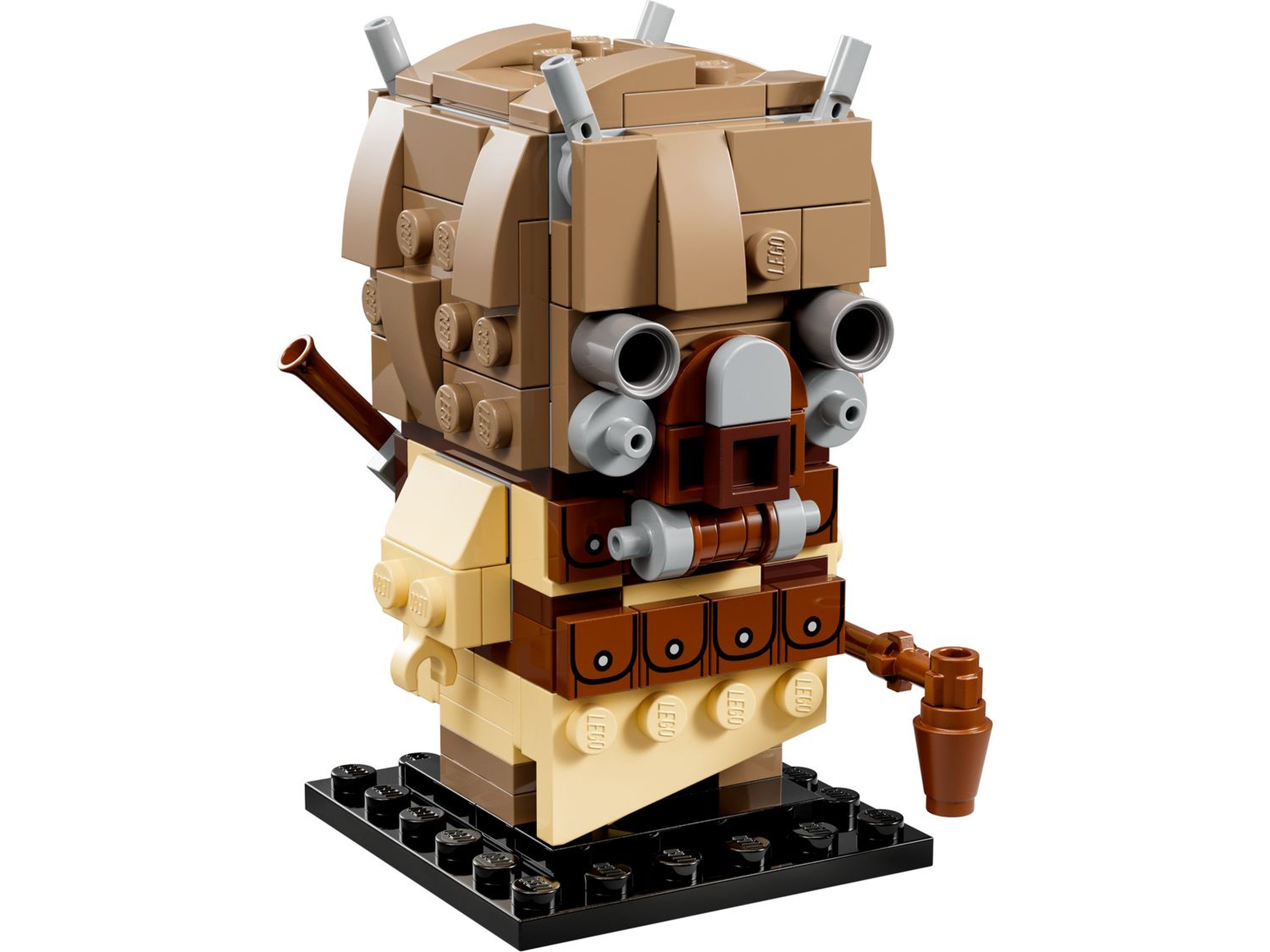 LEGO 40615 Le pillard Tusken : Le pillard Tusken présente une tête enveloppée de beige et de beige foncé, des tubes gris et des anneaux argentés autour des yeux. Six petites tuiles marron imprimées forment les poches de sa ceinture ; un bâton gaffi et un fusil complètent sa silhouette sur un socle noir.