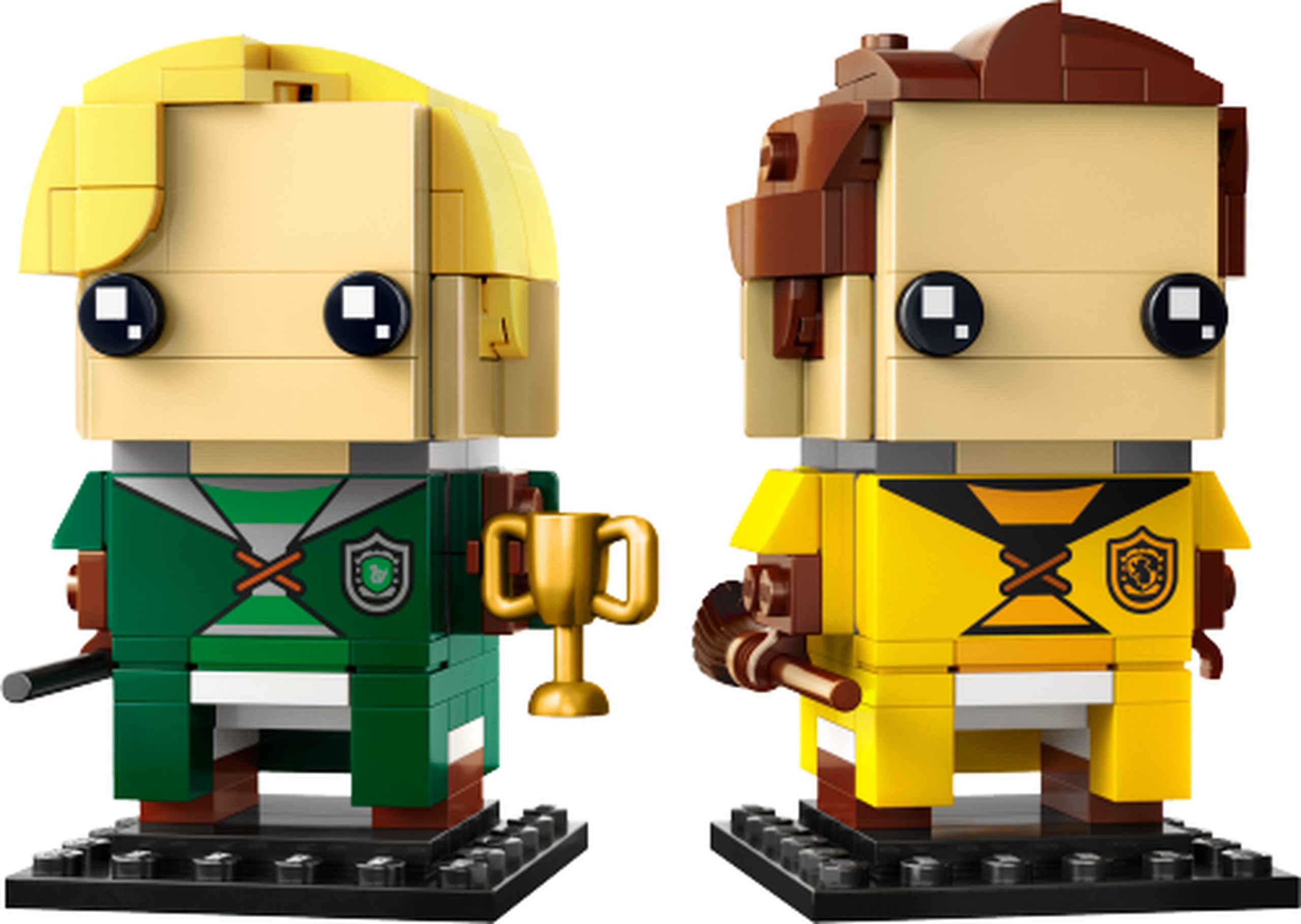 LEGO 40617 Drago Malefoy et Cedric Diggory : Drago Malefoy porte une tenue de Quidditch vert foncé et des cheveux blond clair ; une petite coupe dorée complète ses accessoires. Cedric Diggory associe une tenue jaune à des cheveux marron rouge. Les écussons Serpentard et Poufsouffle, leurs deux balais et leurs socles noirs distinguent ce duo.
