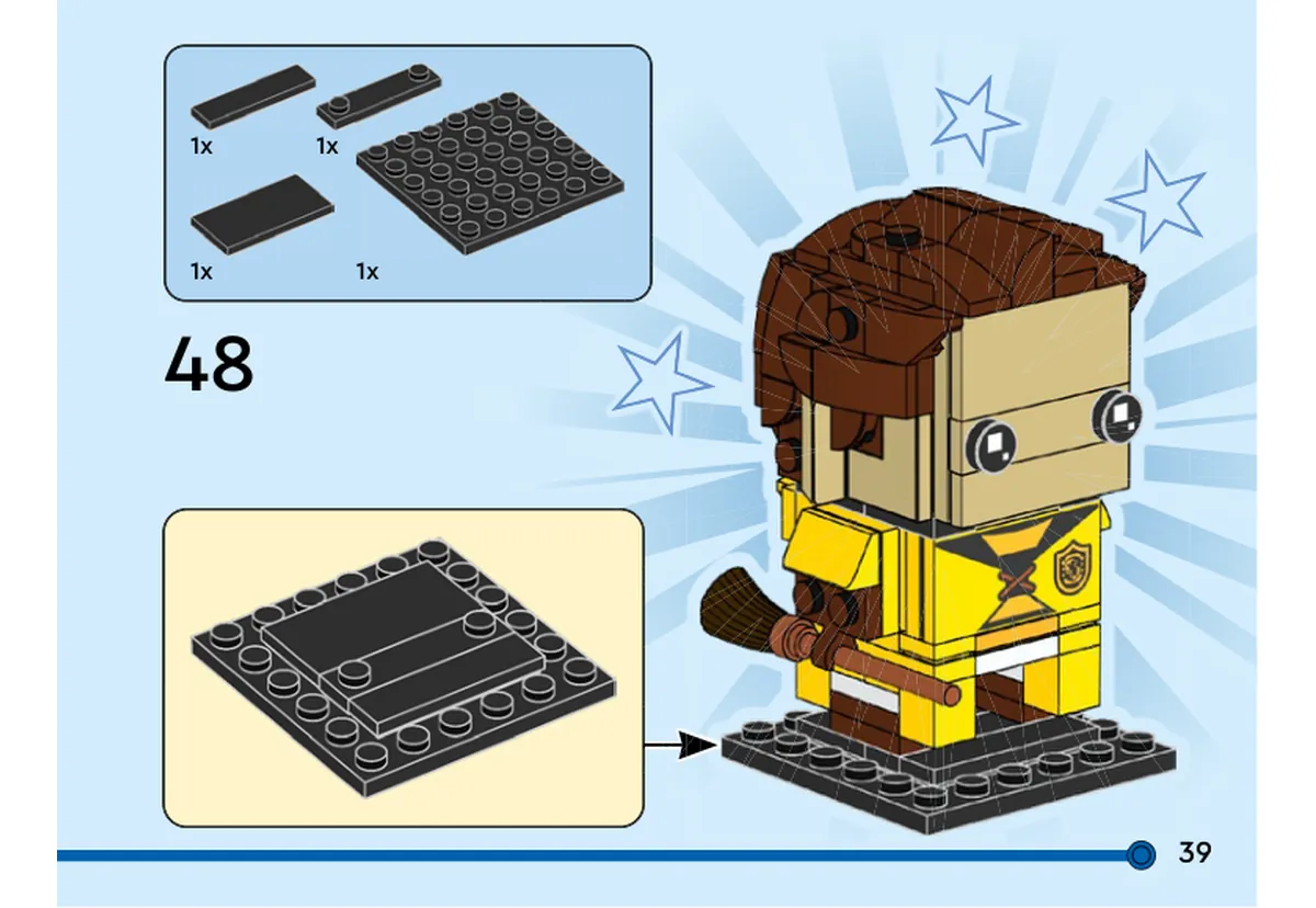 Notice officielle LEGO 40617, livret 6466946, page 39, étape 48 : La plaque noire 6 × 6 reçoit deux tuiles noires et une plaque 1 × 4 à deux tenons. Cedric terminé, tenant son balai, rejoint ce socle individuel.