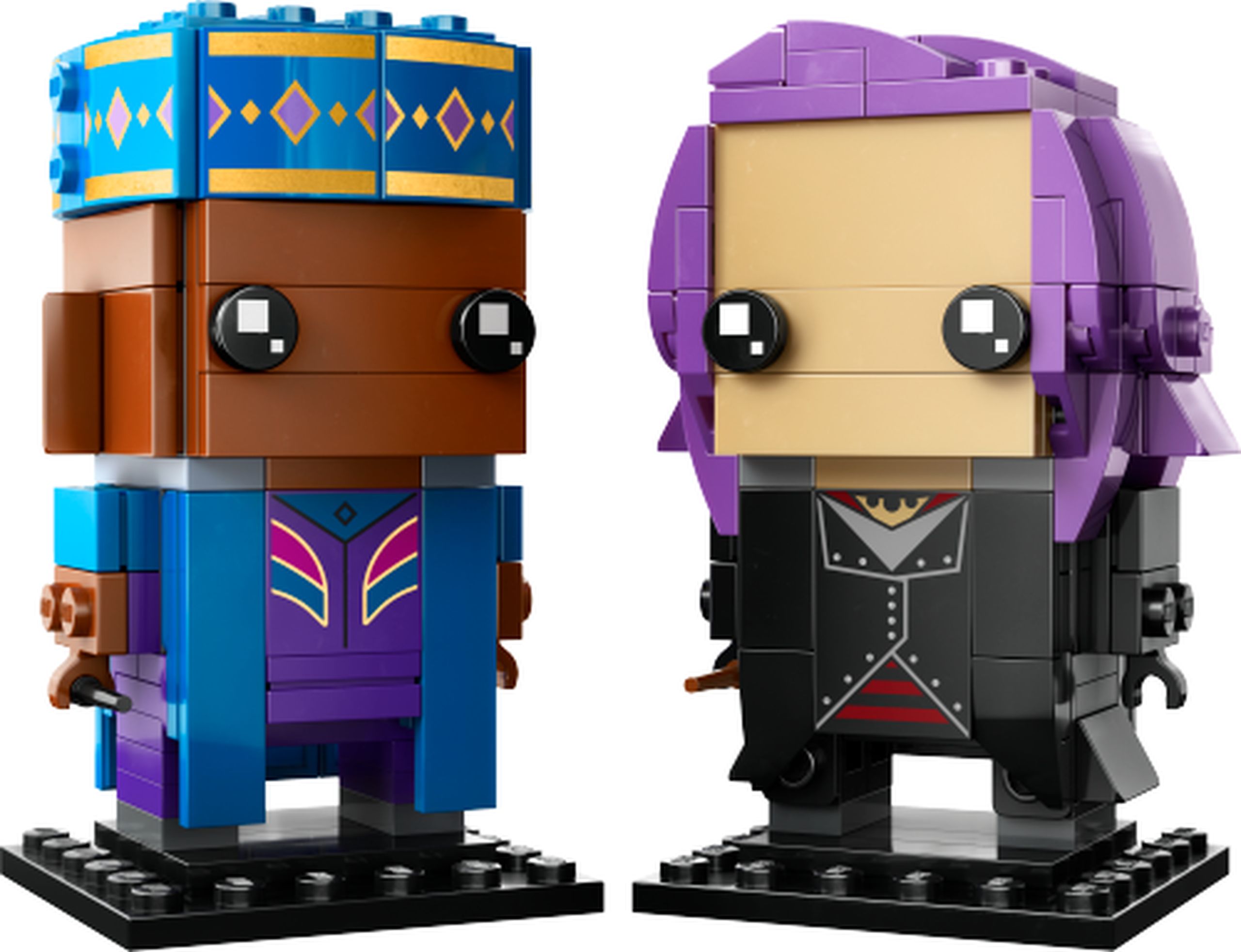 LEGO 40618 Kingsley Shacklebolt et Nymphadora Tonks : Kingsley Shacklebolt porte un bonnet bleu décoré de losanges dorés, un torse violet foncé imprimé et un long manteau bleu. Nymphadora Tonks se reconnaît à ses cheveux lavande et à sa veste noire imprimée de boutons blancs. Leurs deux baguettes et leurs socles noirs individuels complètent les silhouettes.