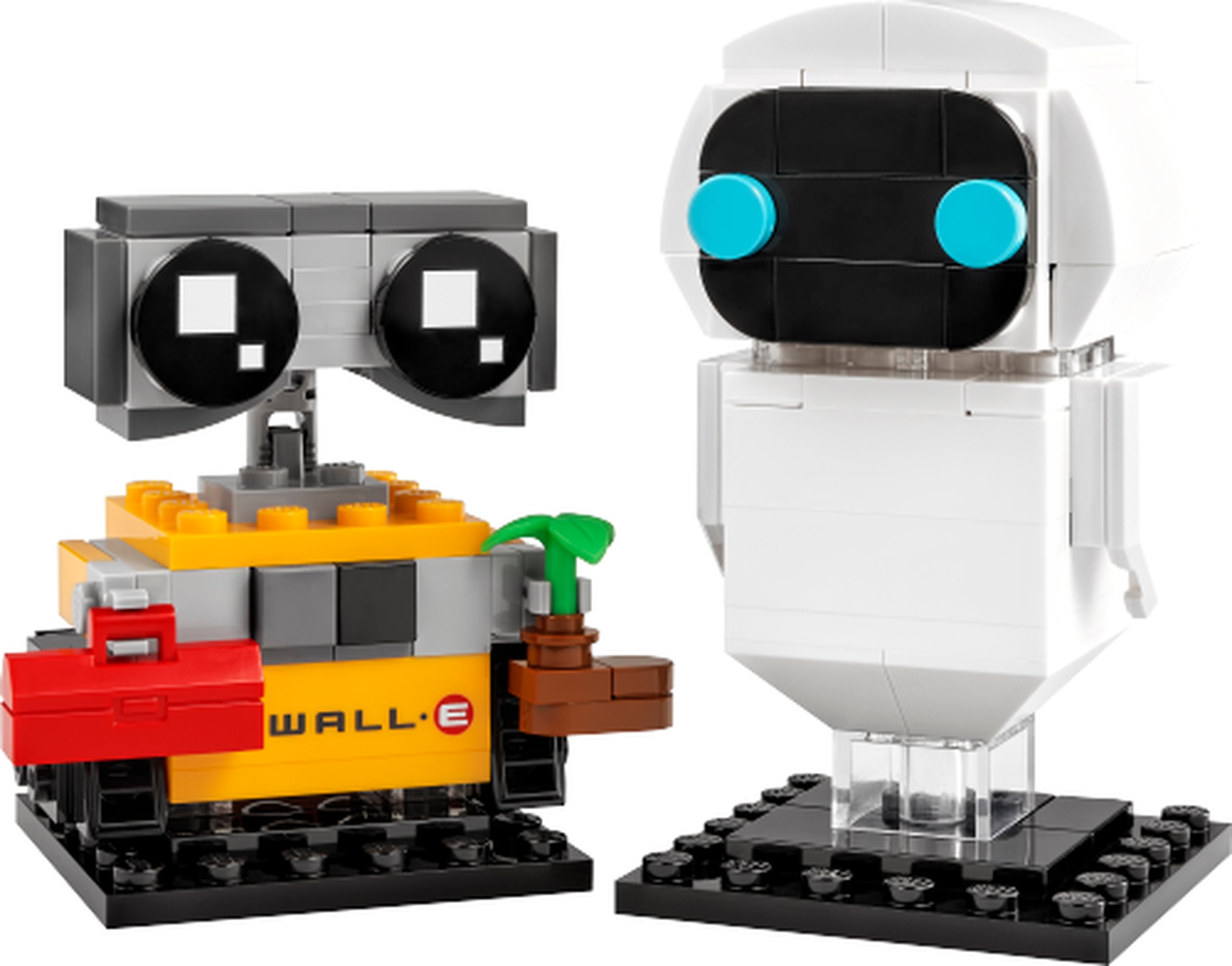 LEGO 40619 EVE et WALL•E : WALL•E associe un corps jaune orangé marqué de son nom, une tête grise à deux grands yeux noirs imprimés, une boîte à outils rouge et une petite plante verte dans un pot marron. EVE a une coque blanche arrondie, un visage noir et deux yeux azur ; un support transparent la surélève au-dessus de son socle noir.