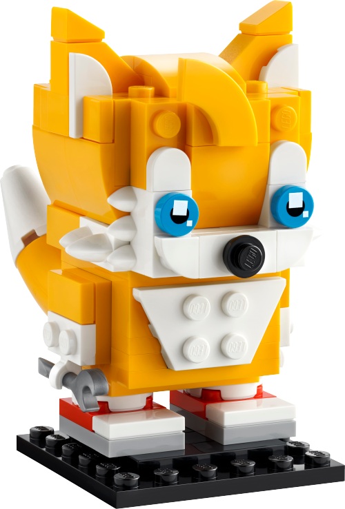 Modèle officiel LEGO 40628 : Miles « Tails » Prower. Tails se reconnaît à son pelage orange clair, son museau blanc, ses yeux azur foncé et ses deux queues à pointes blanches. Une petite clé argentée complète ses chaussures rouges et blanches.