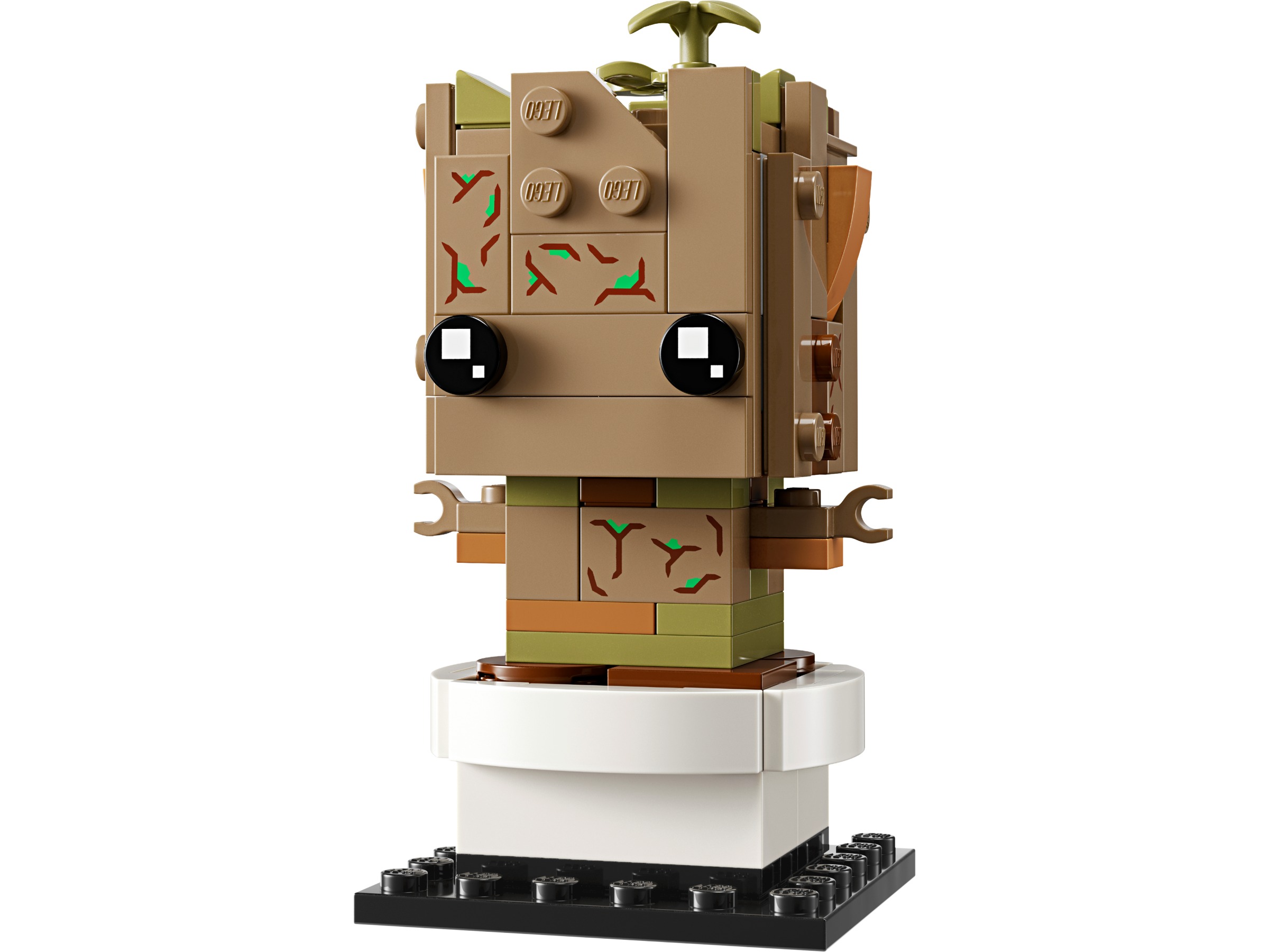 Photographie officielle LEGO 40671 : Groot associe une tête beige foncé habillée de motifs d’écorce et de pousses, deux yeux ronds noirs et de petits bras de branches. Son corps repose dans un pot blanc à rebord, lui-même posé sur un socle noir.