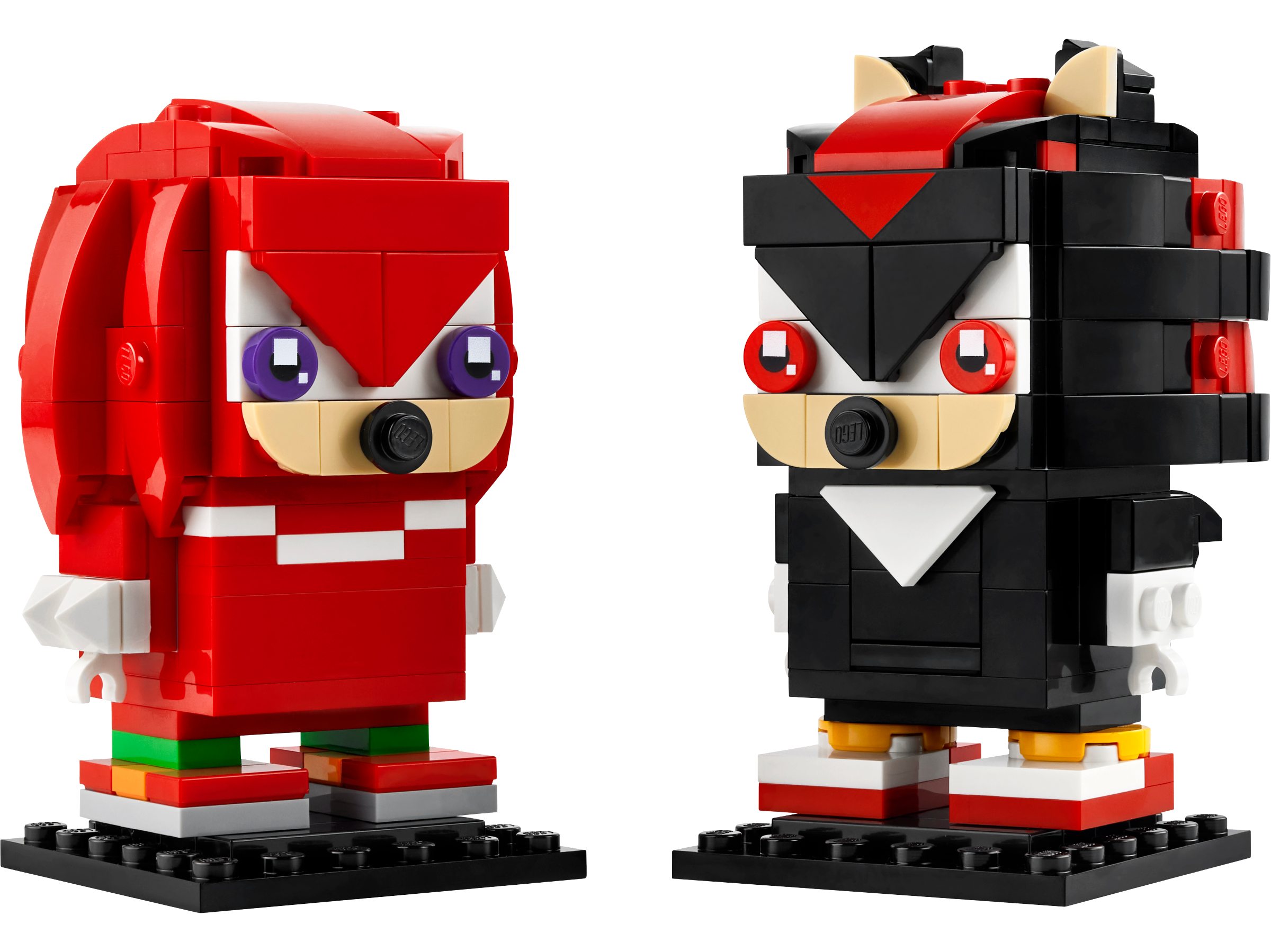 Photographie officielle LEGO 40672 : Knuckles se reconnaît à sa silhouette rouge, ses yeux violets, son museau beige et ses poings blancs à pointes. Shadow combine noir et rouge, yeux rouges, museau beige, plastron blanc et chaussures blanches et rouges aux détails jaunes.