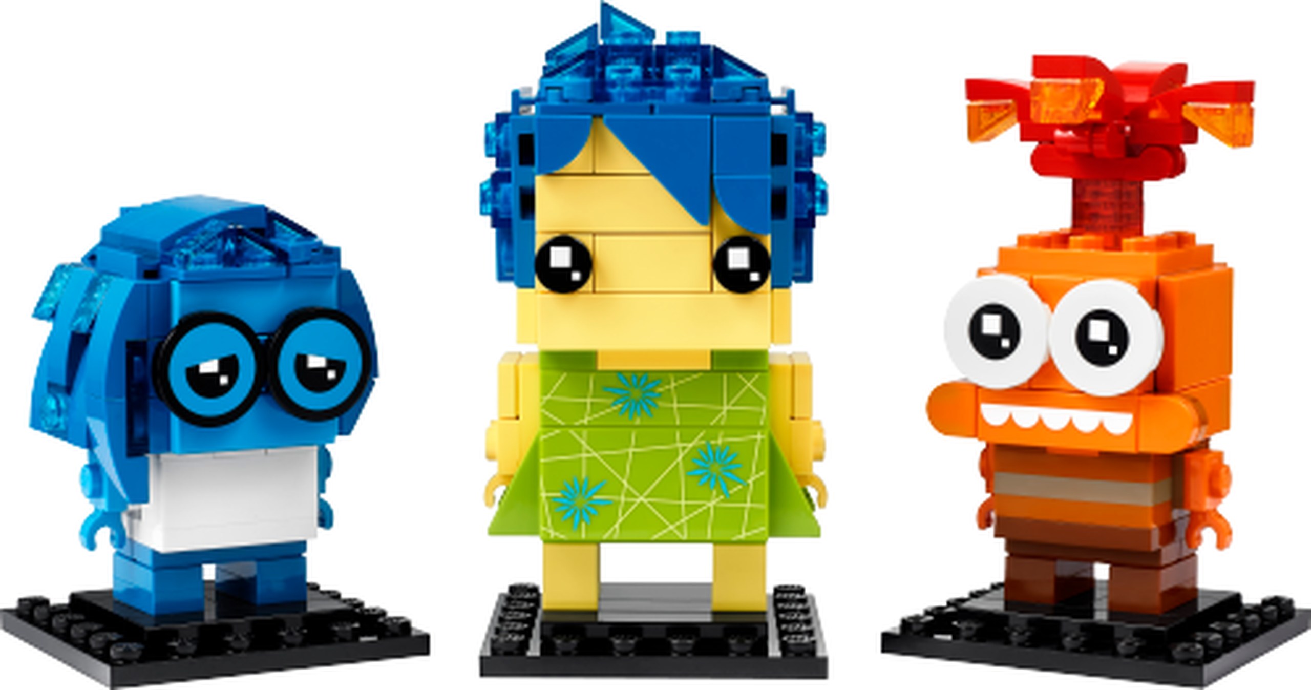 LEGO 40749 Joie, Tristesse et Anxiété : Joie a un visage jaune clair, des cheveux bleus et une robe vert citron ornée de fleurs turquoise. Tristesse associe une peau et des cheveux bleus, de grands yeux ronds à bordure bleu azur et un pull clair. Anxiété a une tête orange, deux grands yeux blancs, une rangée de dents imprimées et une chevelure rouge relevée avec des éléments orange translucides. Chaque construction a son socle noir.