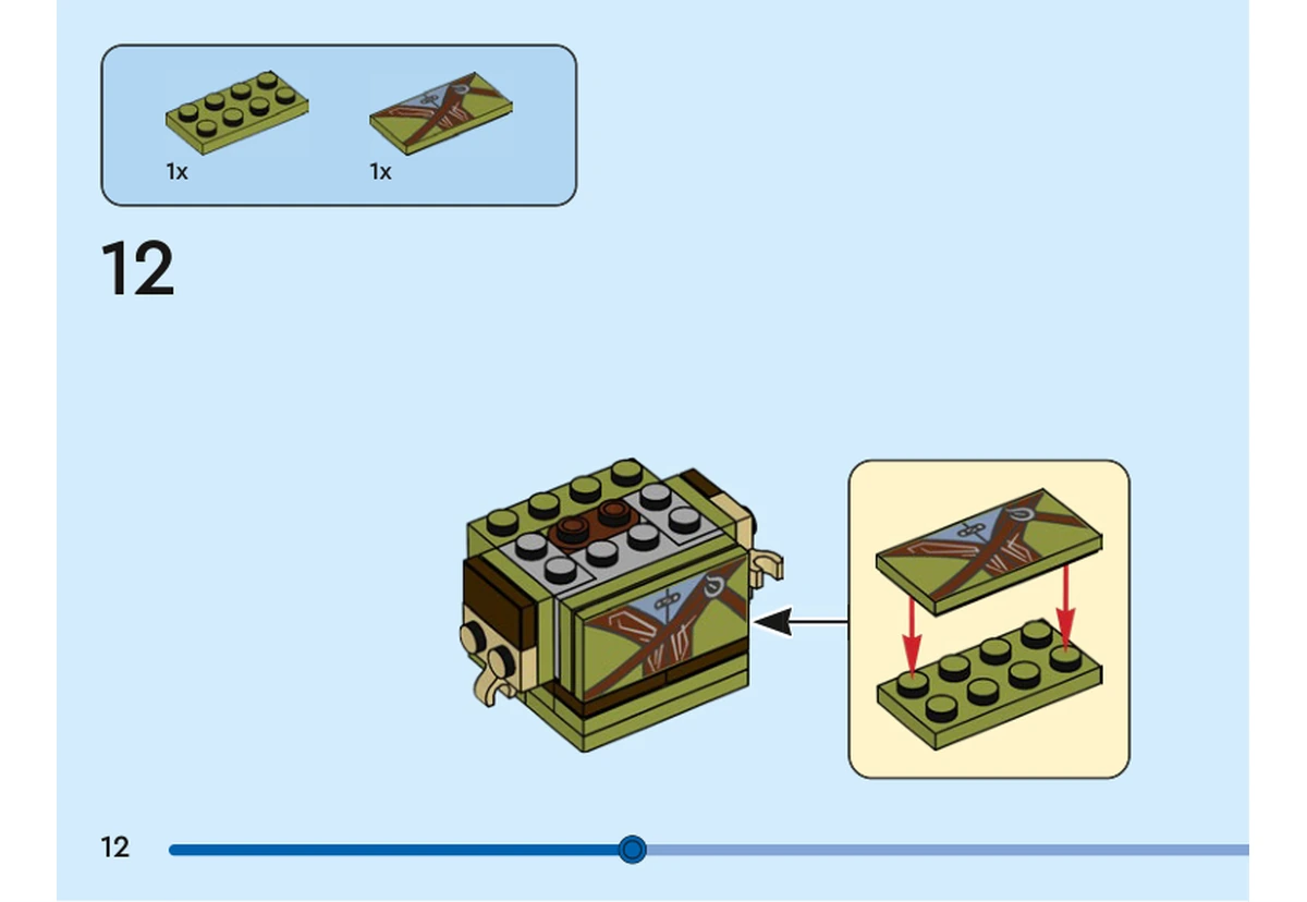Notice officielle LEGO 40751, livret 6521394, page 12, étape 12 : Une tuile imprimée vert olive recouvre une plaque vert olive 2 × 4 ; le panneau rejoint l’avant du torse.